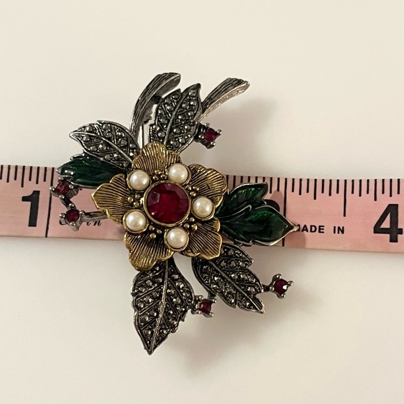 Vintage Avon Poinsettia with Rhinestone and Faux Pearl Accent Brooch Pin - Picture 15 of 16